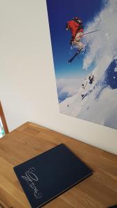una foto de un esquiador saltando al aire en Ferienwohnung Apres Ski, en Schruns