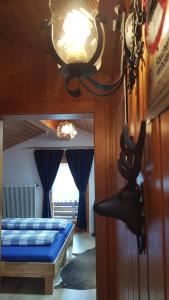 une chambre avec deux lits et une lumière sur un mur dans l'établissement Ferienwohnung Apres Ski, à Schruns
