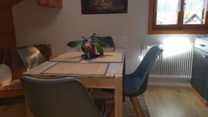 - une table à manger avec une plante en pot dans l'établissement Ferienwohnung Apres Ski, à Schruns 7 autres photos