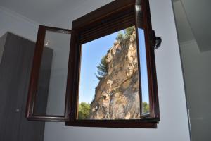 ventana con vistas a la montaña en Iznájar Suites, en Iznájar