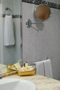 a bathroom with a sink and a shower with a mirror at Hotel Monarque Fuengirola Park in Fuengirola