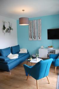 インツェルにあるFerienwohnung "EDELweiß"の青いリビングルーム(青いソファ、テーブル付)
