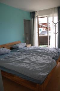 een groot bed in een kamer met een raam bij Ferienwohnung "EDELweiß" in Inzell