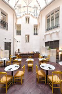 A restaurant or other place to eat at Hotel Sardinero Madrid