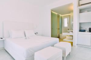 Posteľ alebo postele v izbe v ubytovaní Schinoza Luxury Suites