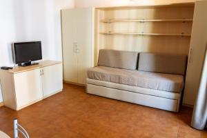 Telewizja i/lub zestaw kina domowego w obiekcie Club Hotel e Residence La Vela