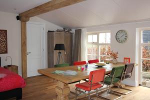 Hazerswoude-DorpにあるB&B Het Koetshuisのリビングルーム(木製テーブル、椅子付)