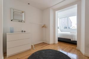 1 dormitorio con cama, tocador y espejo en FLH Santa Catarina Elegant Place, en Lisboa