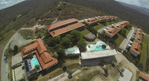  Elle offre une vue aérienne sur une demeure de caractère dotée d'une piscine. dans l'établissement Flat Monte Castelo Modulo 1 B5, à Sairé