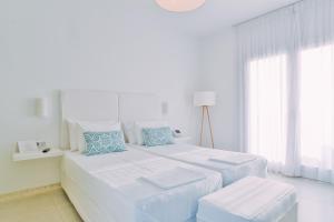 Posteľ alebo postele v izbe v ubytovaní Schinoza Luxury Suites