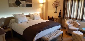سرير أو أسرّة في غرفة في Hotel Callecanes
