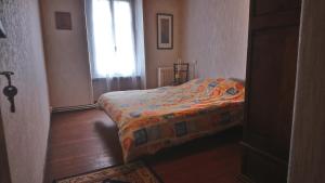 una camera da letto con un letto con una trapunta sopra di Chambre centre Pleyber-Christ a Pleyber-Christ