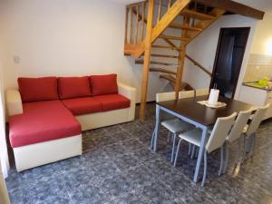 un soggiorno con divano e tavolo di Meridiano68 Apartment a Ushuaia
