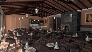 Las Orquídeas Hotel 3 estrellas في شاشابوياس: تقديم مطعم بالطاولات والكراسي
