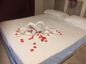 two swans and hearts on a bed at Hotel Cliché in San Lucido