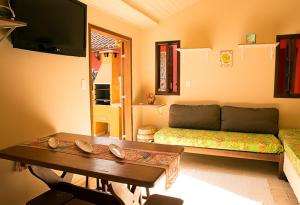- un salon avec un canapé et une table dans l'établissement Trindade Hospeda - Casa 2 - 20 Passos da Areia, à Trindade