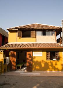 トリンダーデにあるTrindade Hospeda - Casa 2 - 20 Passos da Areiaの黄色の建物