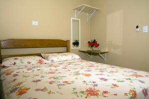 Giường trong phòng chung tại Trindade Hospeda - Casa 2 - 20 Passos da Areia