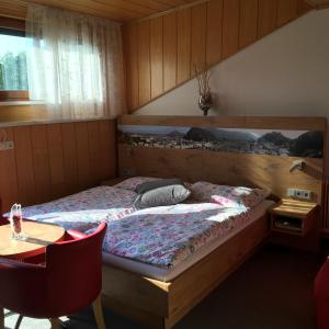 A bed or beds in a room at Pension Nocksteinblick Még 37 kép