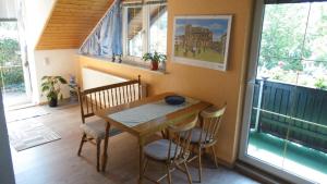 einen Tisch und Stühle in einem Zimmer mit Fenster in der Unterkunft Ferienhaus und Privatvermietung Andrea Giesecke in Meiningen