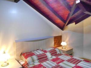 1 dormitorio con 1 cama y 2 lámparas en las mesas en Apartamento Solar do Centro - Luxo, en Gramado