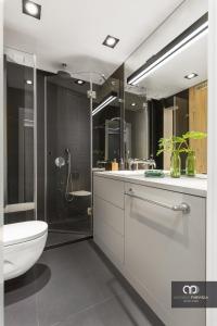 e bagno con servizi igienici, lavandino e doccia. di Loft Przy Placu Zbawiciela by Your Freedom a Varsavia