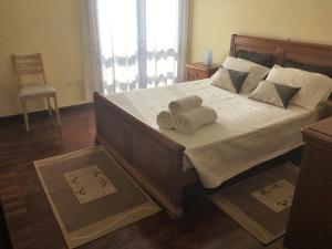 um quarto com uma cama grande e toalhas em Mira Maia Apartment em Maia