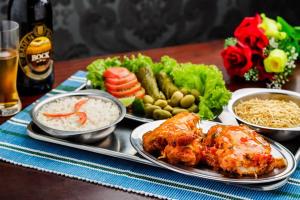 una bandeja de comida con arroz de pollo y verduras en Motel 2001 (Adults Only), en São José 15 fotos más