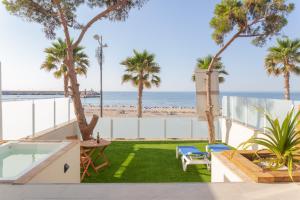 Blick auf den Strand vom Balkon eines Strandhauses in der Unterkunft Suites at Sea in Villajoyosa