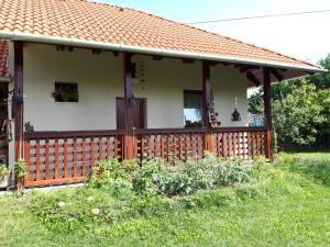 una casa con una valla de madera en el patio en Kertvárosi Apartman, en Tiszaújváros