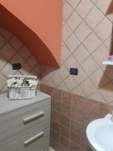 łazienka z umywalką i koszem kwiatów w obiekcie A casa di Angela w mieście Caiazzo +27 zdjęć