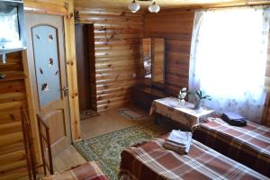 Lipiny的住宿－Липинський，一间设有木墙的客房和一间设有窗户的客房