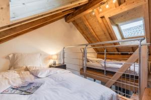 Les Edelweiss Mont-Blanc - Gîte Classé 3 Etoiles tesisinde bir odada yatak veya yataklar