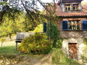 una casa con una panchina davanti di Rhöner Landhaus mit viel Flair a Gersfeld