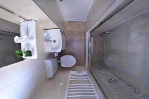 O baie la Inter Apartment Belgrade with free Parking +7 fotografii