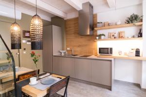 A kitchen or kitchenette at B&B Dei Poeti
