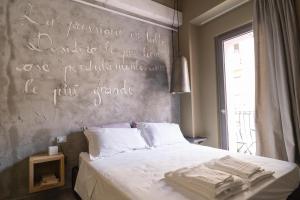 A bed or beds in a room at B&B Dei Poeti