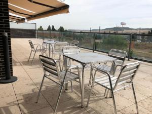 eine Reihe von Tischen und Stühlen auf einer Terrasse in der Unterkunft Hotel Río Hortega in Valladolid