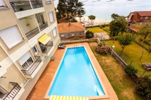 Výhľad na bazén v ubytovaní El Balcon de las Rias Baixas alebo v jeho blízkosti