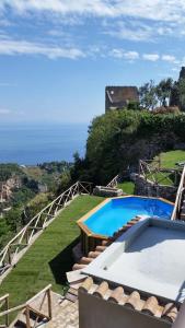 una piscina con vista sull'oceano di Villa Amì a Scala