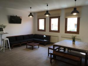 TV a/nebo společenská místnost v ubytování Hornillos Meeting Point (Pilgrim Hostel)