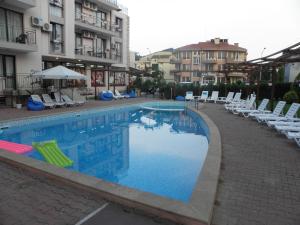 una piscina con tumbonas y un hotel en Hypnotic Complex, en Nesebar