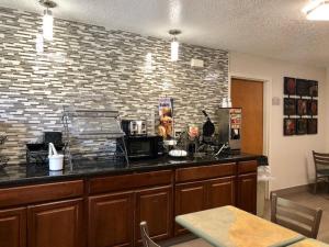 eine Küche mit einer Theke und einer Ziegelwand in der Unterkunft Microtel Inn by Wyndham - Murfreesboro in Murfreesboro