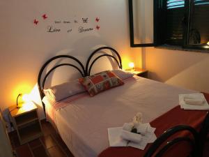 1 dormitorio con 1 cama con estrellas en la pared en My Villa Eden, en Capo Vaticano