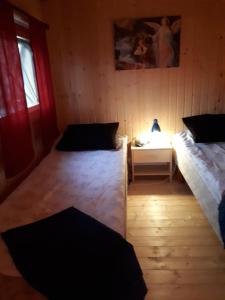 Postel nebo postele na pokoji v ubytování Dessans Café & Logi