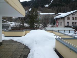 un tas de neige sur le toit d'un bâtiment dans l'établissement Royal 50, à Loèche-les-Bains