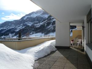 Il dispose d'un balcon enneigé offrant une vue sur la montagne. dans l'établissement Royal 50, à Loèche-les-Bains