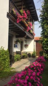 un edificio con flores a un lado. en La Casona de Benito, en Cudillero