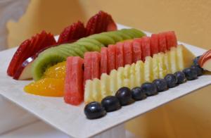 un plato de fruta en un plato blanco en La Casona de Benito, en Cudillero