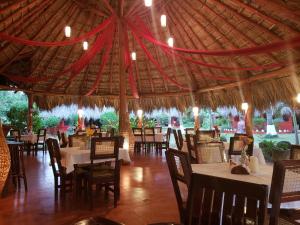 Paraiso Beach Hotel 레스토랑 또는 맛집